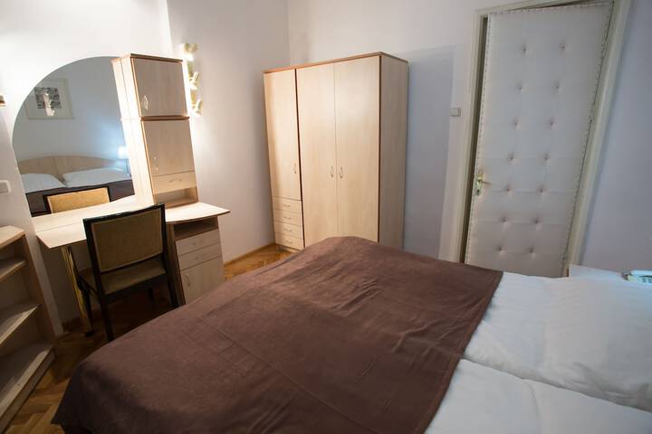 Room 22 of 35