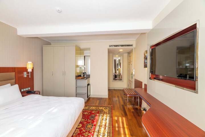 Room 70 of 102