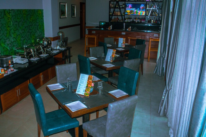 Dining 17 of 26