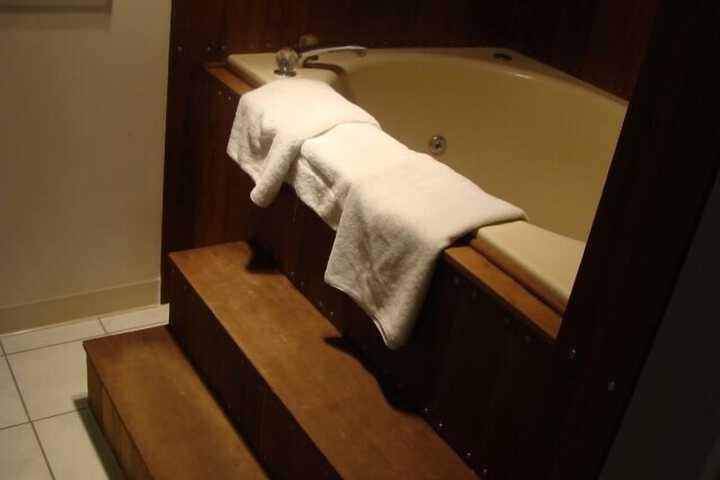 Jetted tub