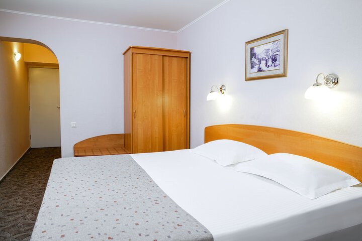 Room 12 of 100