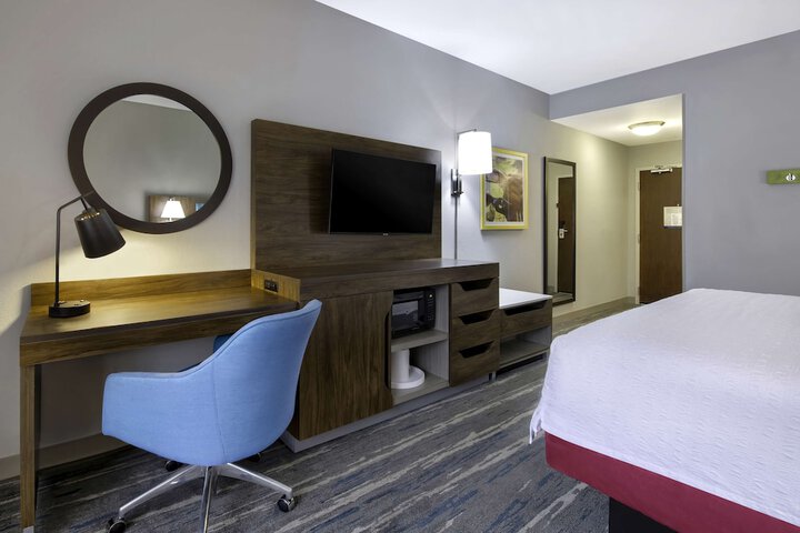 1 King Bed Accessible (16 of 20)