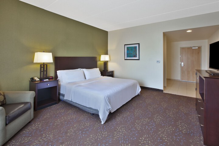 1 King Bed Accessible Communication Accessible (13 of 26)