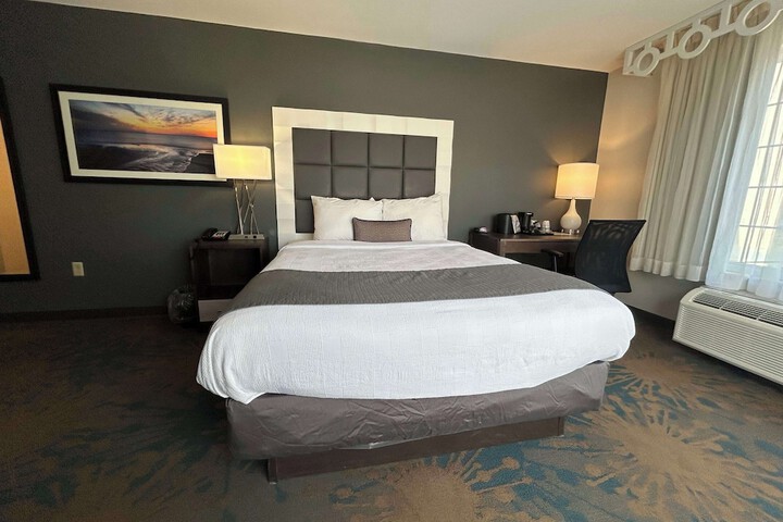 1 Queen Bed Microwave, Refrigerator Walk in Shower Full Breakfast (7 of 9)