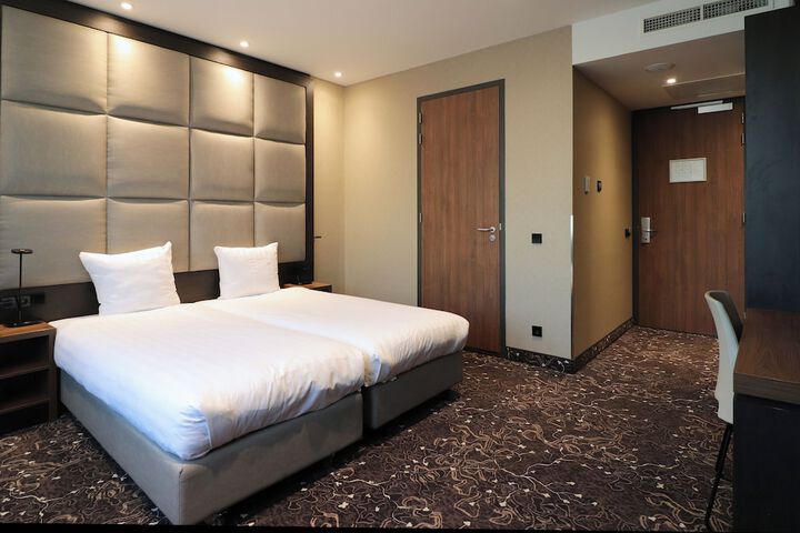 Room 16 of 39
