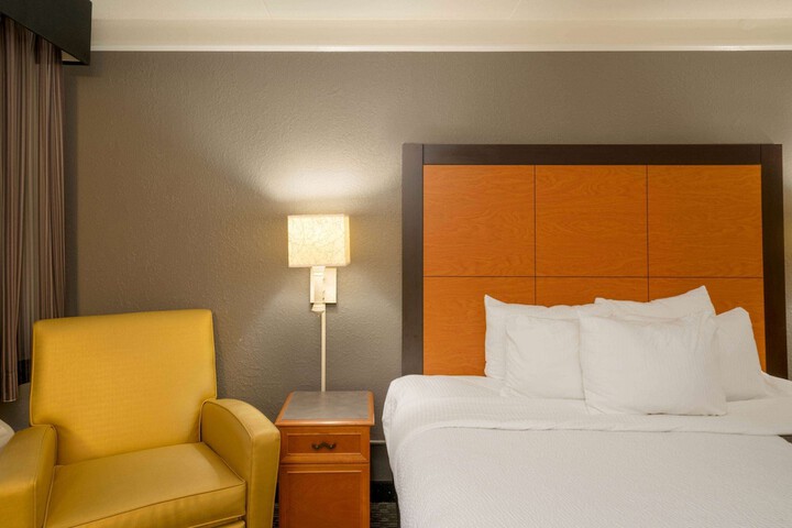 1 King Bed (4 of 16)