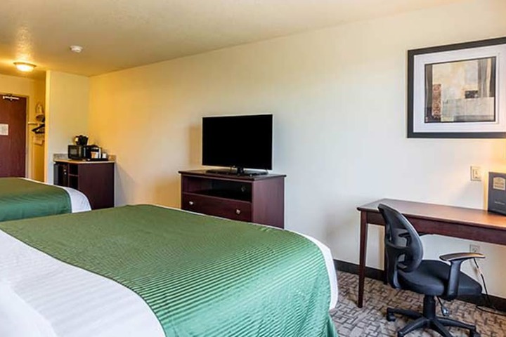 2 Queen Beds (2 of 8)