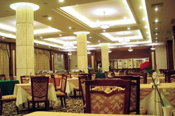 Dining 10 of 12