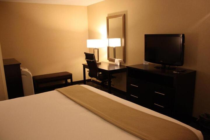 2 Queen Beds (3 of 4)