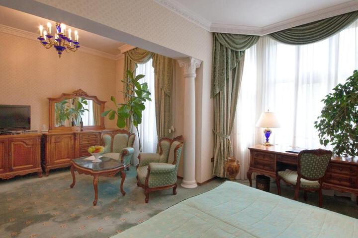 Room 28 of 104