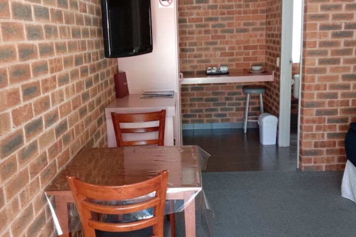Room 6 of 16