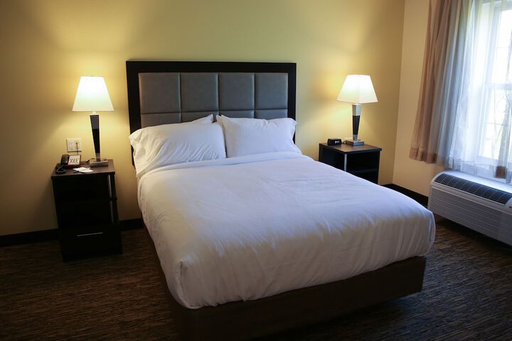 1 Queen Bed Studio Suite (6 of 21)