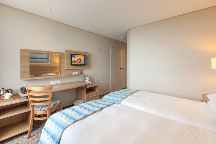 Room 6 of 35
