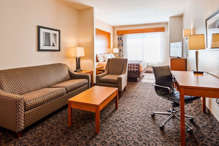 1 King Bed Microwave, Refrigerator WiFi Shower Only Full Breakfast (3 of 11)