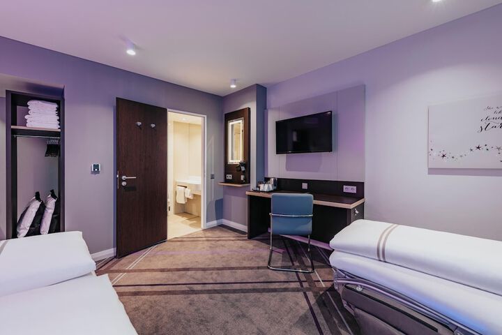 Room 6 of 28
