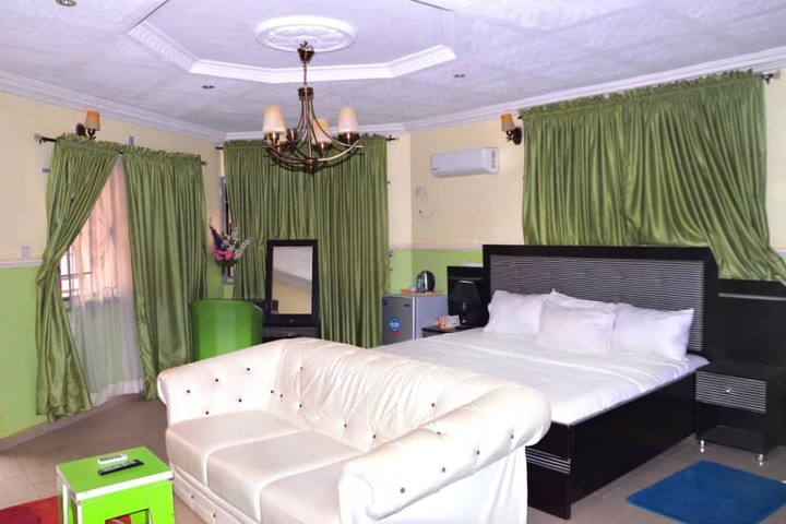 Room 10 of 18