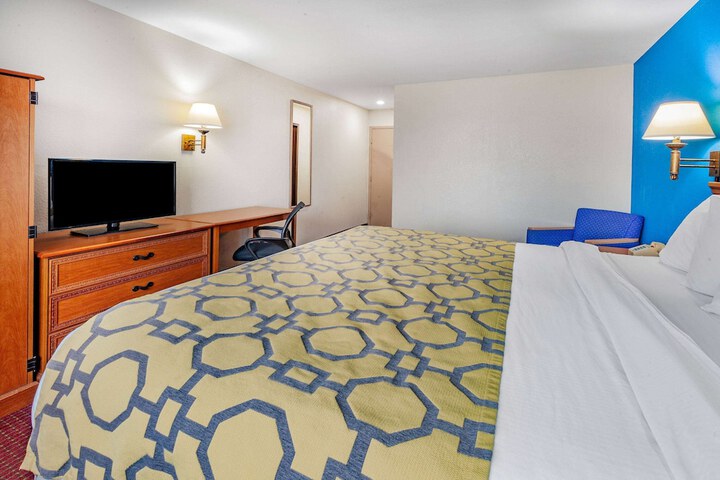 1 King Bed (10 of 10)