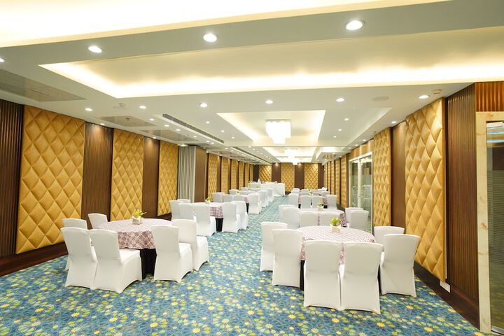 Ballroom/Hall 28 of 34