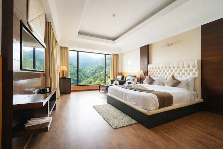 Room 4 of 18