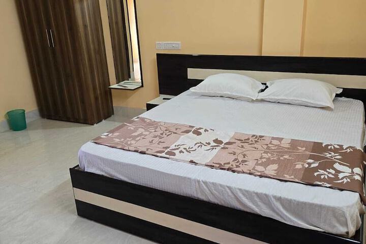 Room 4 of 8