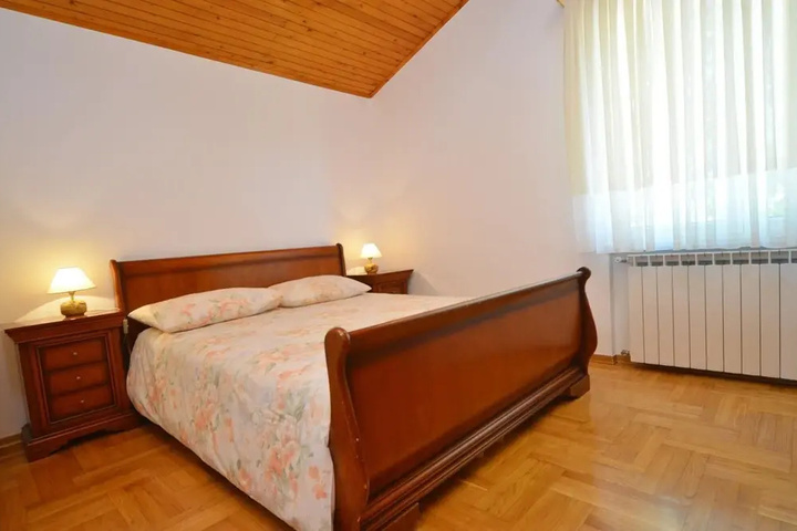 Room 4 of 13