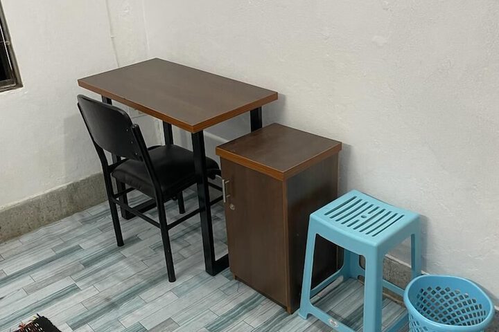 Room 4 of 18