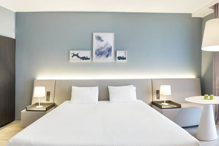 Room 2 of 76
