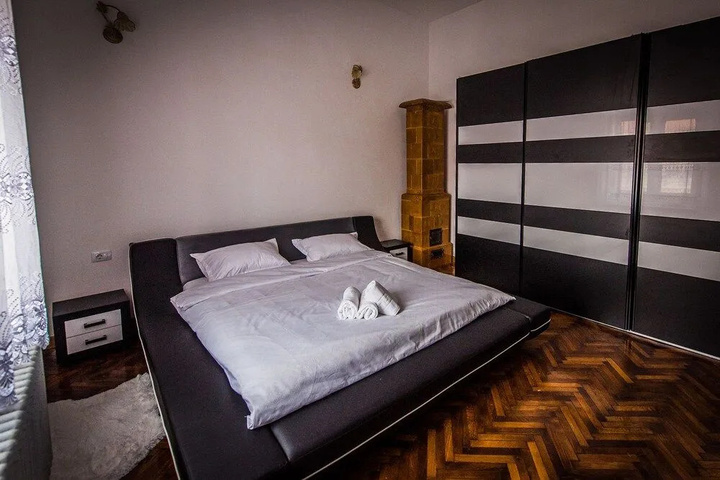 Room 5 of 12