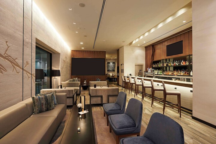 Lobby lounge