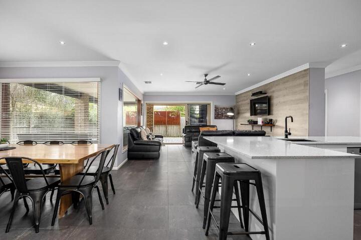 Luxury Coastal Escape - Spacious Group Accommodation