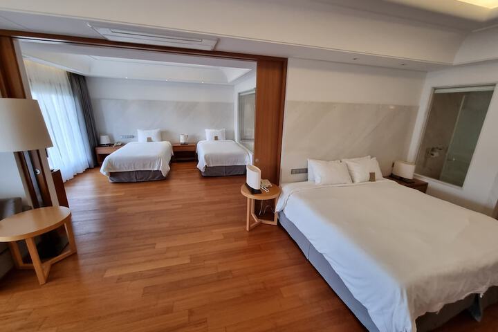 Room 9 of 100