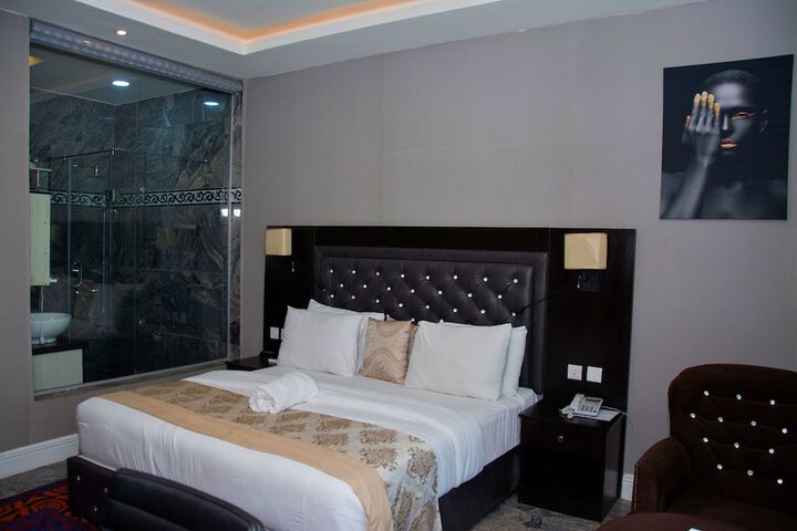 Room 7 of 28
