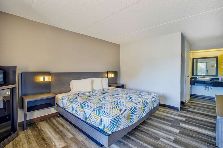 1 King Bed (2 of 14)