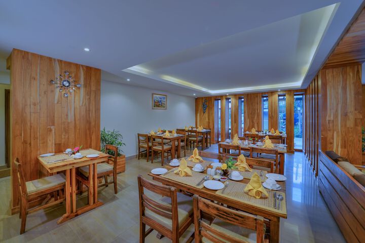 Dining 39 of 60