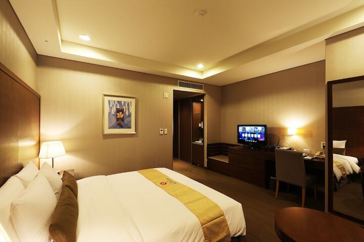 Room 13 of 32