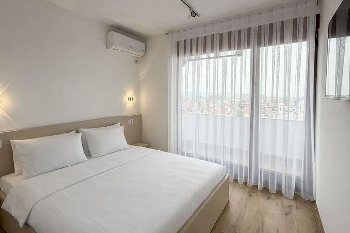 Room 10 of 38