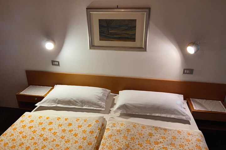 Room 9 of 44