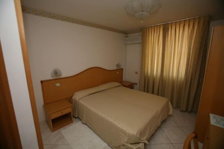 Room 7 of 33