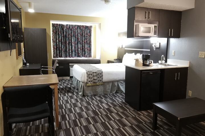 1 Queen Bed Accessible Room (5 of 21)
