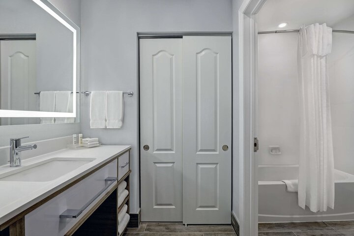 Room 28 of 46