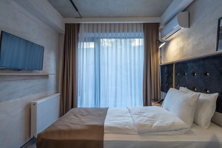 Room 6 of 32