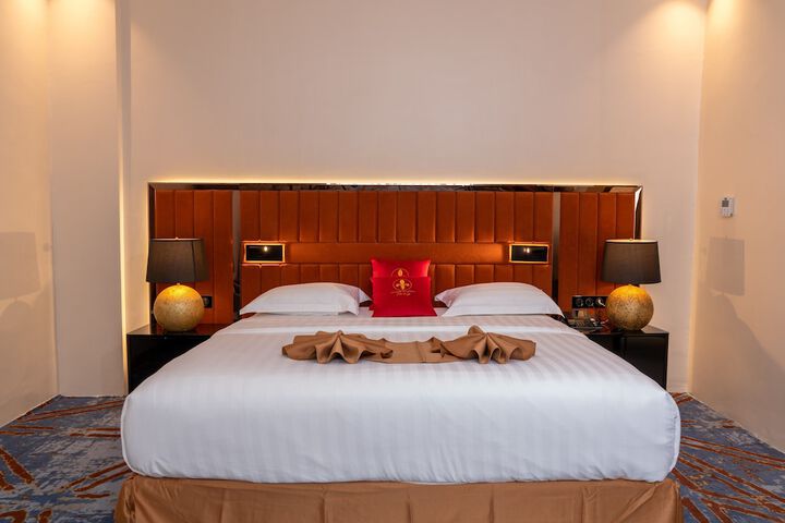 Room 4 of 9