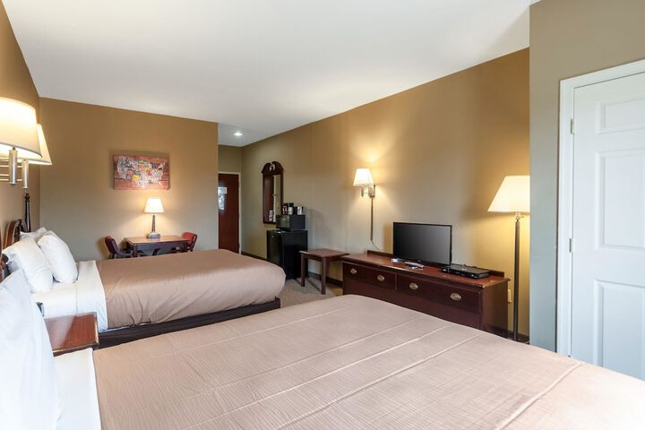 1 Queen Bed (8 of 10)
