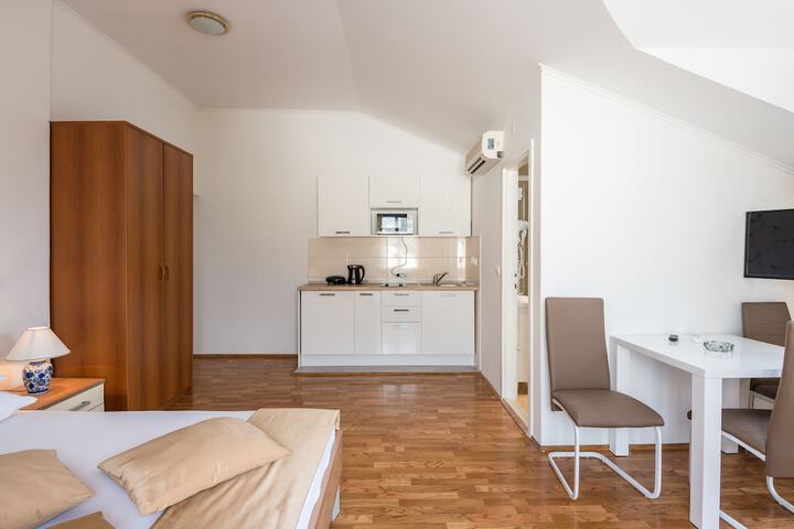 Room 15 of 80