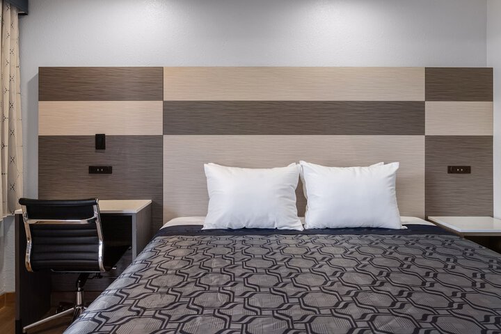 1 Queen Bed (1 of 11)