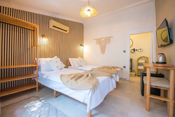 Room 2 of 25