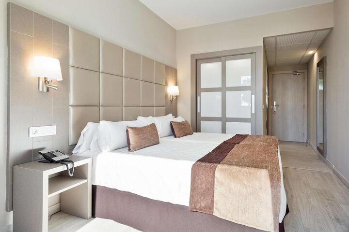 Room 12 of 90