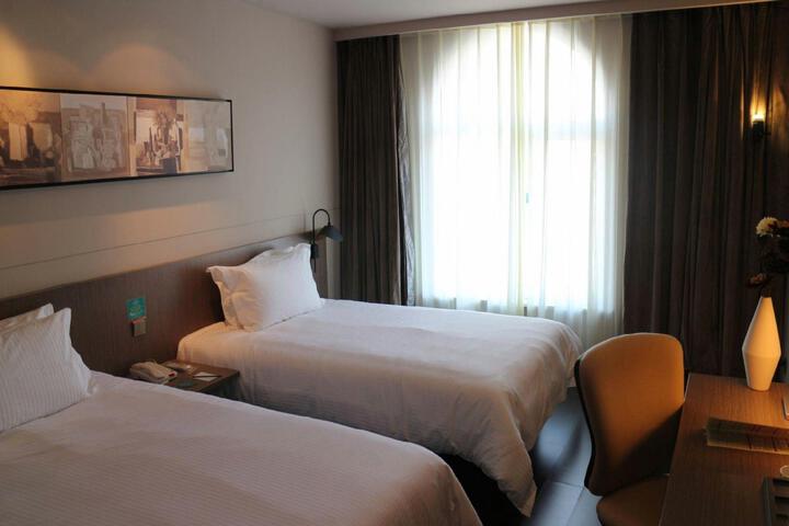 Room 18 of 29