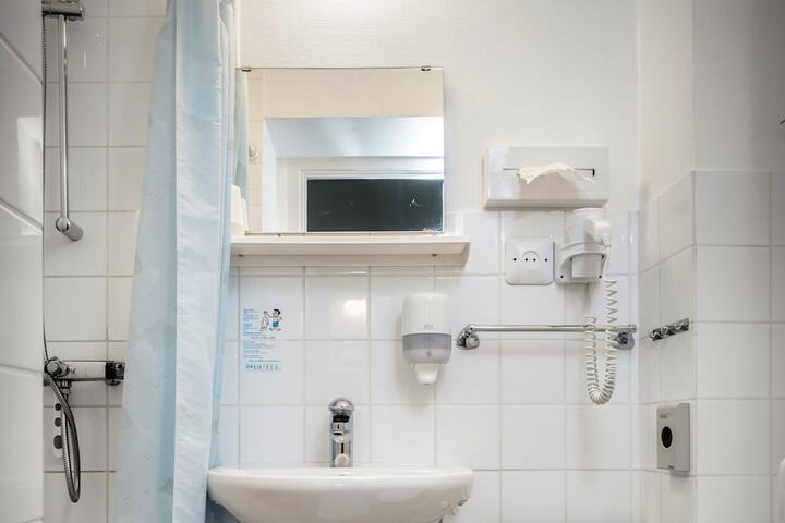 Room 8 of 48