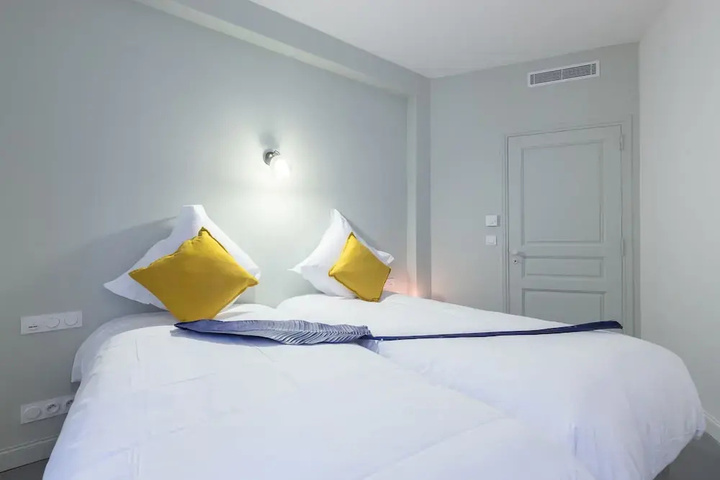 Room 5 of 28